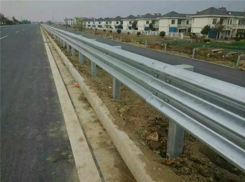 影响护栏板价格的因素以及购买低价护栏板的影响